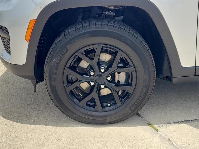 Photo of 2024 Silver Zynith Jeep Grand Cherokee