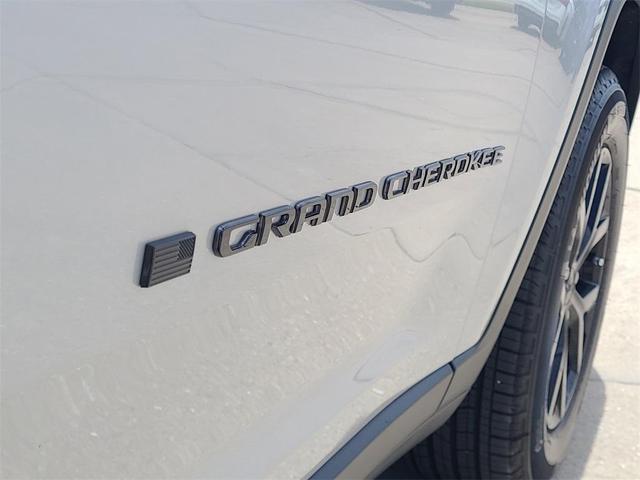 Photo of 2024 Silver Zynith Jeep Grand Cherokee