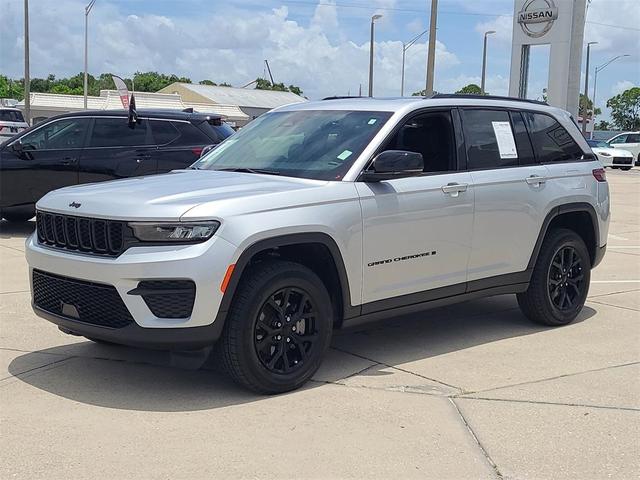 Photo of 2024 Silver Zynith Jeep Grand Cherokee