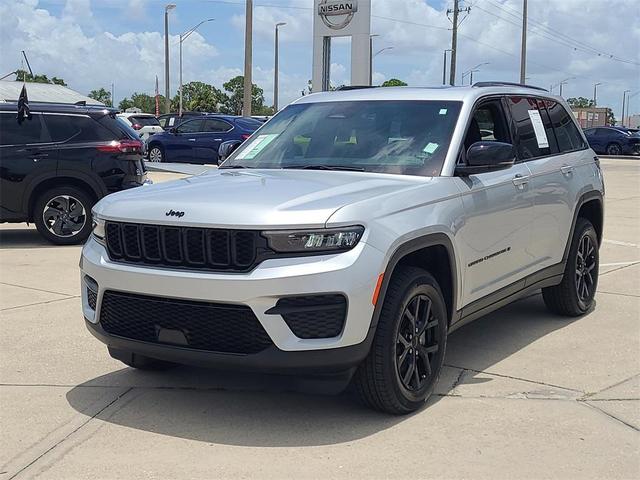 Photo of 2024 Silver Zynith Jeep Grand Cherokee
