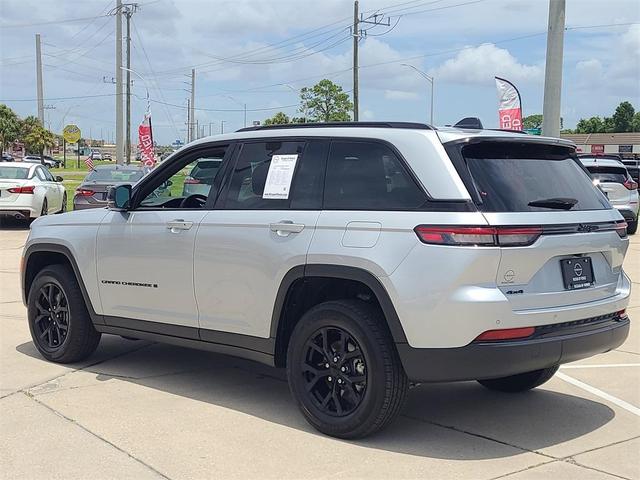 Photo of 2024 Silver Zynith Jeep Grand Cherokee