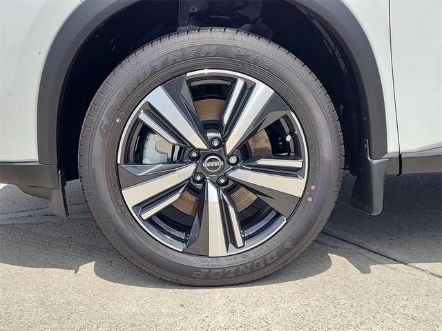 Photo of 2025 White / Black Nissan Rogue