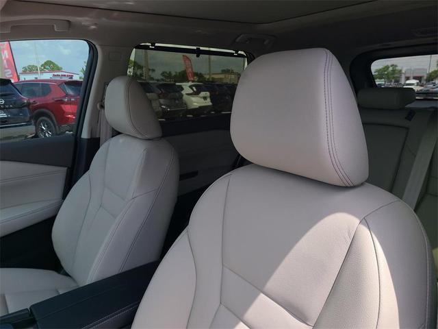Photo of 2025 White / Black Nissan Rogue