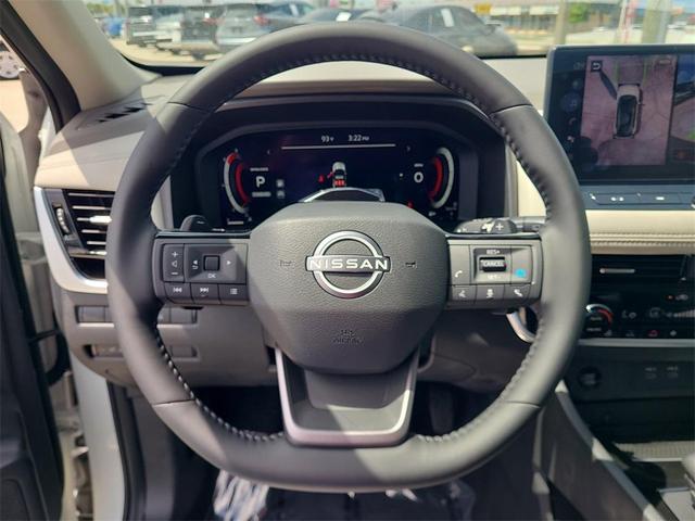 Photo of 2025 White / Black Nissan Rogue