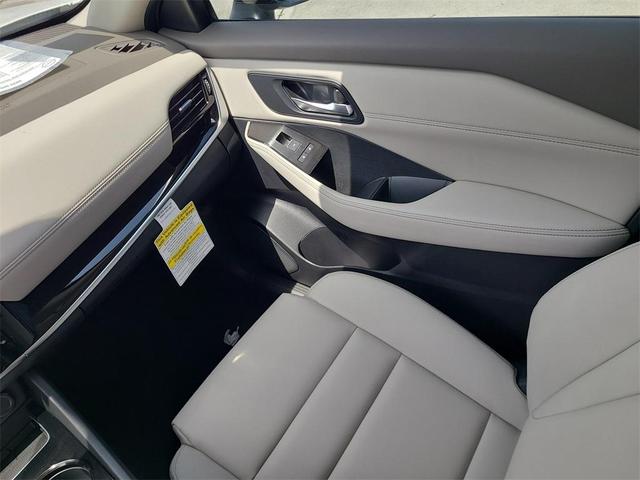 Photo of 2025 White / Black Nissan Rogue
