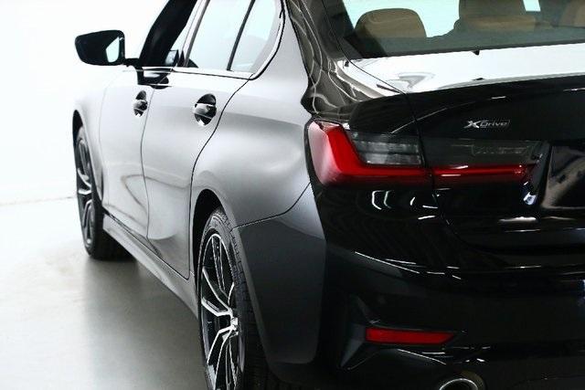 Photo of 2022 Jet Black BMW 330