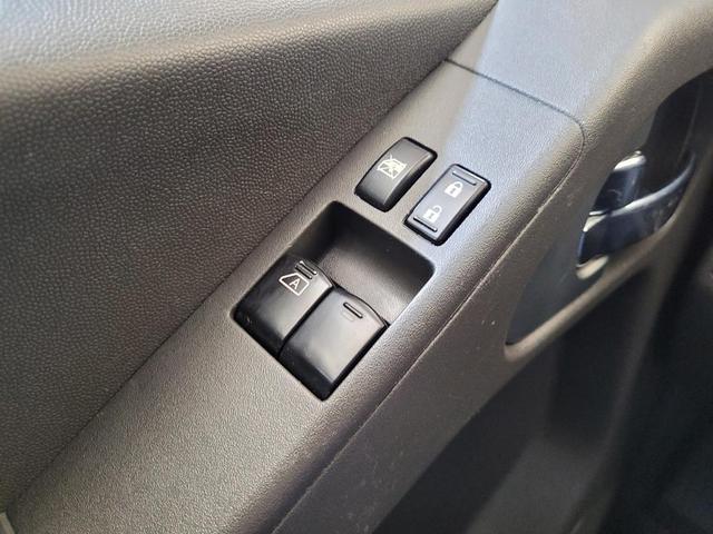 Photo of 2014 Glacier White Nissan Frontier