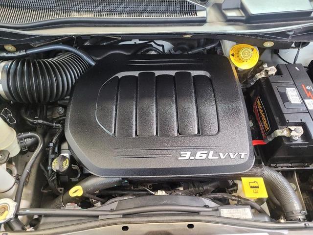 Photo of 2017 White Knuckle Clearcoat Dodge Grand Caravan