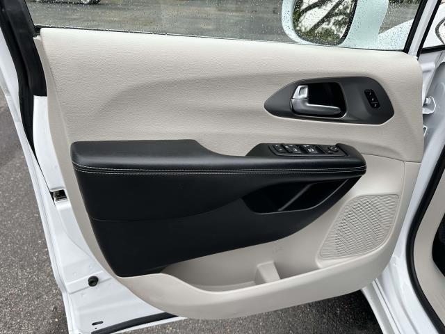 Photo of 2022 Bright White Clearcoat Chrysler Pacifica