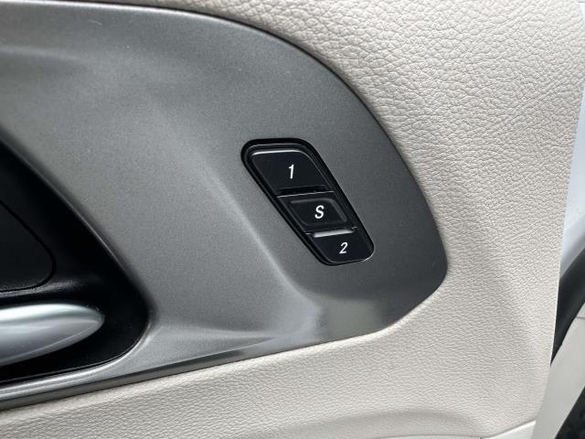 Photo of 2022 Bright White Clearcoat Chrysler Pacifica