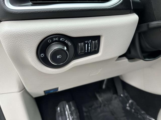 Photo of 2022 Bright White Clearcoat Chrysler Pacifica