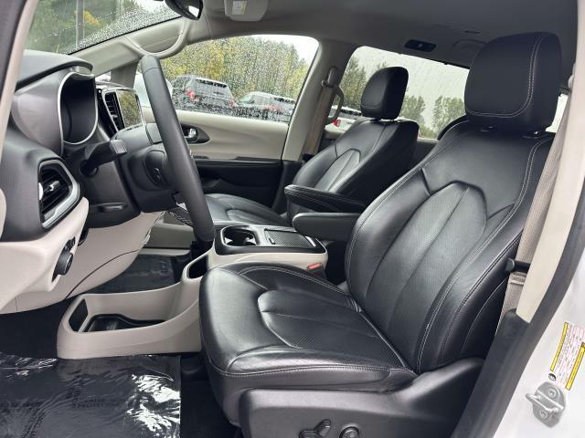 Photo of 2022 Bright White Clearcoat Chrysler Pacifica