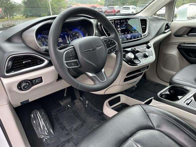 Photo of 2022 Bright White Clearcoat Chrysler Pacifica