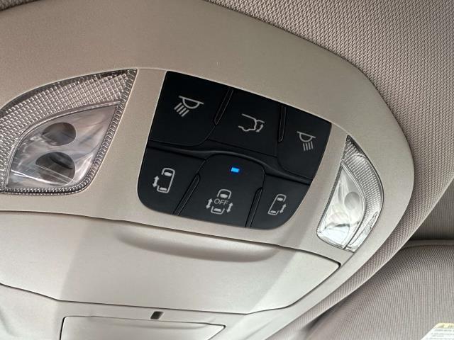 Photo of 2022 Bright White Clearcoat Chrysler Pacifica