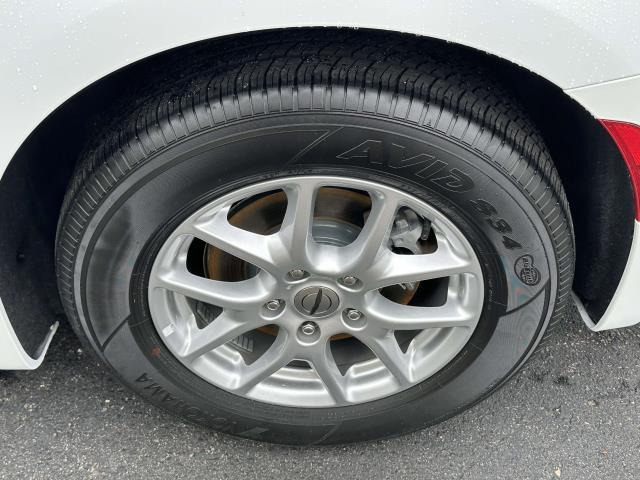 Photo of 2022 Bright White Clearcoat Chrysler Pacifica