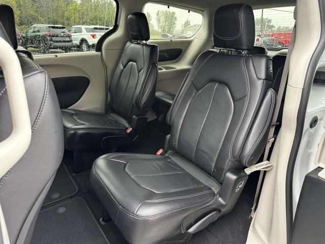 Photo of 2022 Bright White Clearcoat Chrysler Pacifica