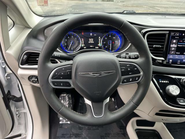 Photo of 2022 Bright White Clearcoat Chrysler Pacifica