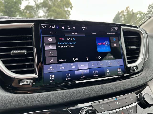 Photo of 2022 Bright White Clearcoat Chrysler Pacifica