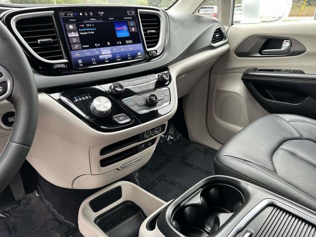Photo of 2022 Bright White Clearcoat Chrysler Pacifica