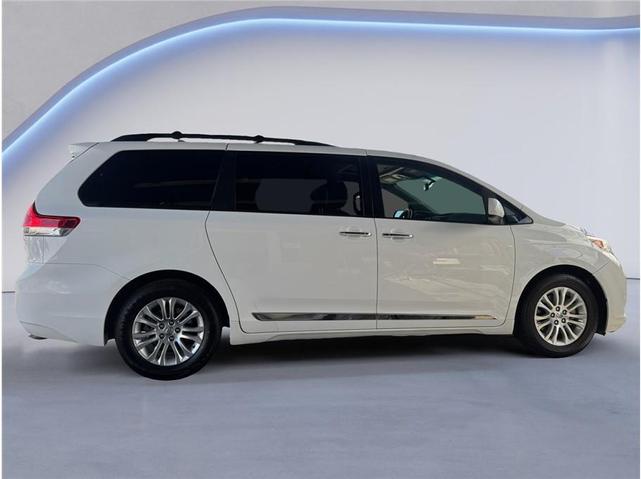 Photo of 2013 Super White Toyota Sienna
