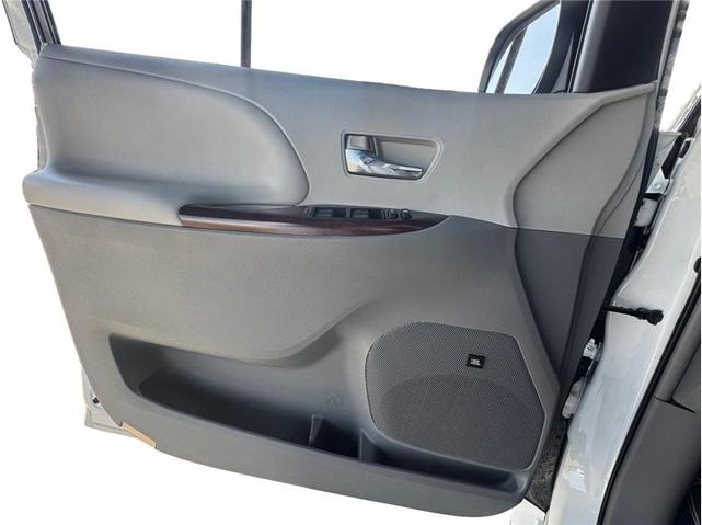 Photo of 2013 Super White Toyota Sienna