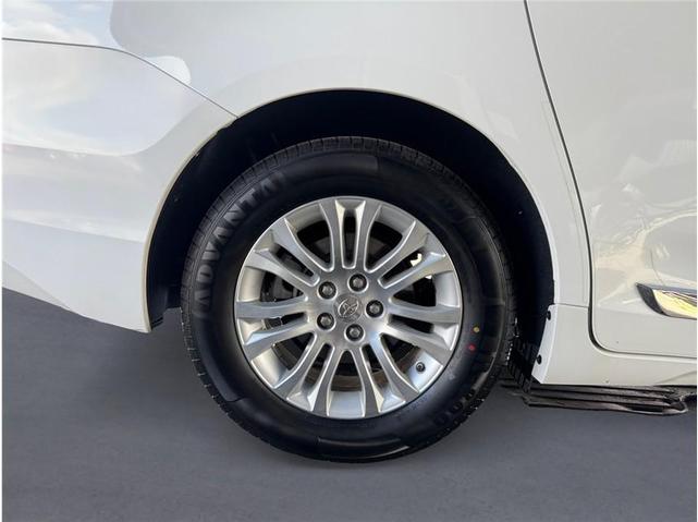 Photo of 2013 Super White Toyota Sienna