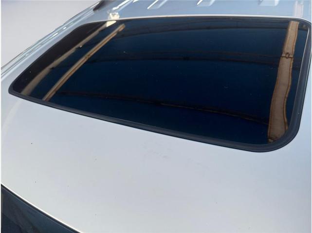 Photo of 2013 Super White Toyota Sienna