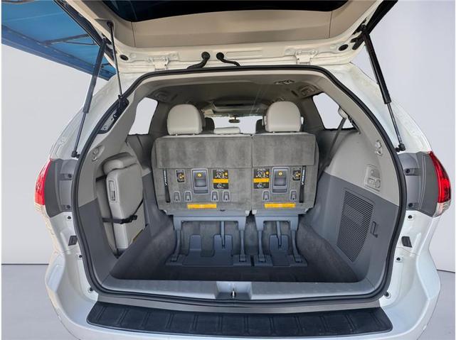 Photo of 2013 Super White Toyota Sienna