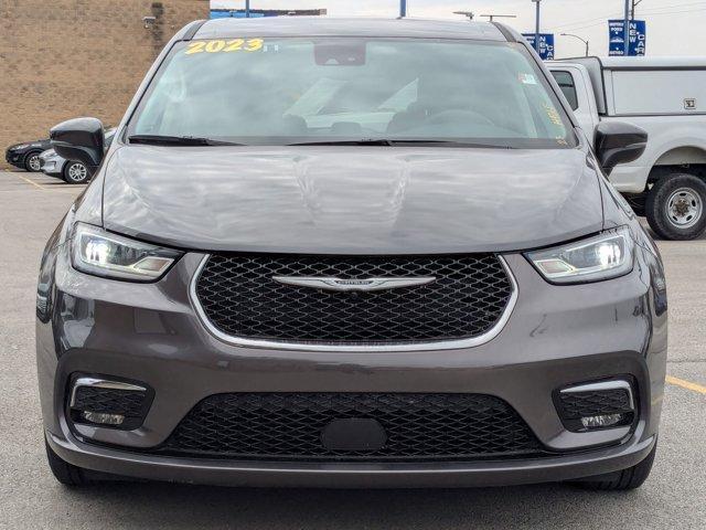 Photo of 2023 Granite Crystal Clearcoat Metallic Chrysler Pacifica