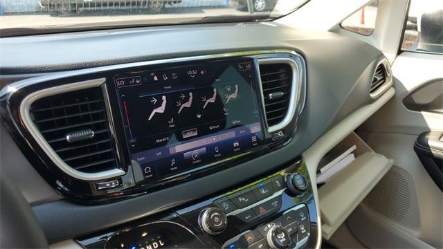 Photo of 2023 Silver Mist Clearcoat Chrysler Pacifica