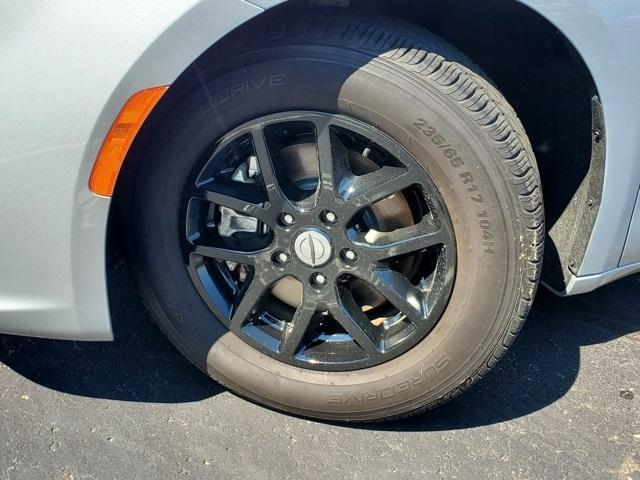 Photo of 2023 Silver Mist Clearcoat Chrysler Pacifica