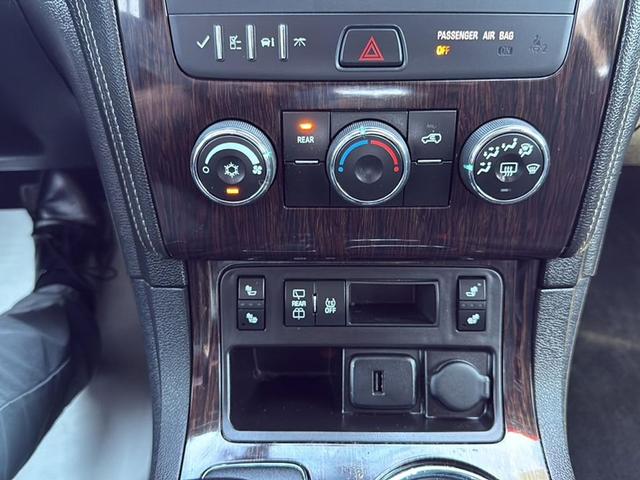 Photo of 2017 Iridescent Pearl Tricoat Chevrolet Traverse