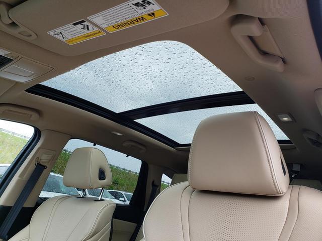 Photo of 2023 Platinum White Pearl Acura MDX