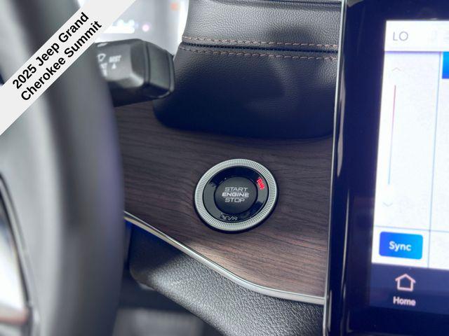 Photo of 2025 Silver Zynith Jeep Grand Cherokee