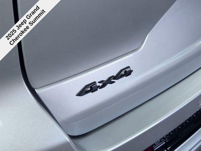 Photo of 2025 Silver Zynith Jeep Grand Cherokee