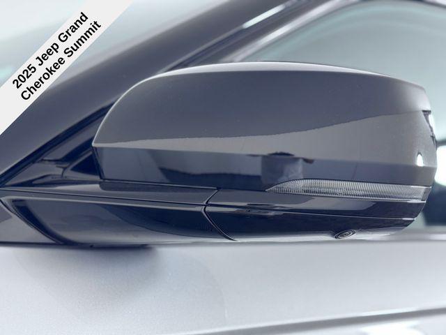 Photo of 2025 Silver Zynith Jeep Grand Cherokee