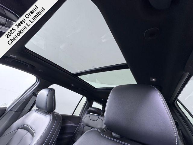 Photo of 2025 Bright White Clearcoat Jeep Grand Cherokee L