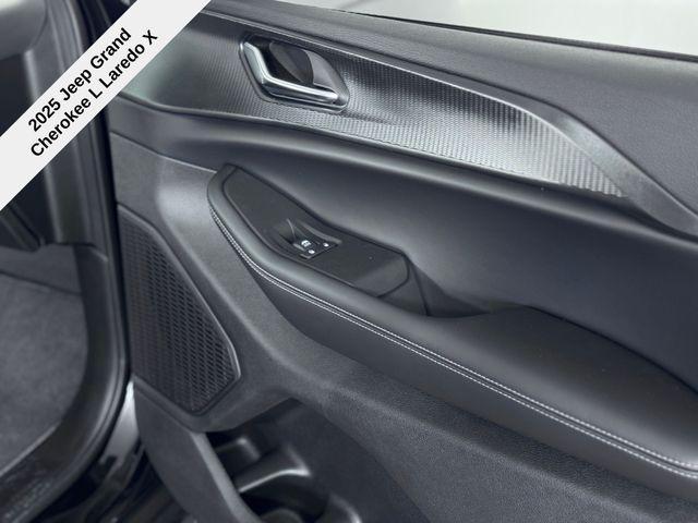 Photo of 2025 Diamond Black Crystal Pearlcoat Jeep Grand Cherokee L