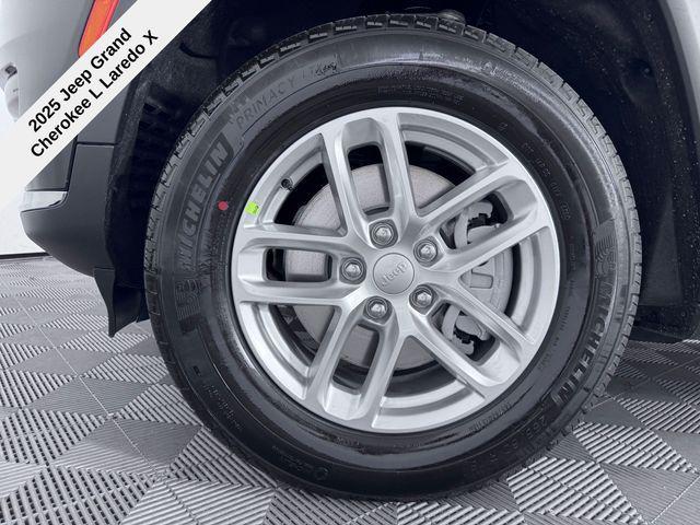 Photo of 2025 Diamond Black Crystal Pearlcoat Jeep Grand Cherokee L