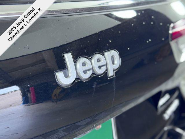 Photo of 2025 Diamond Black Crystal Pearlcoat Jeep Grand Cherokee L