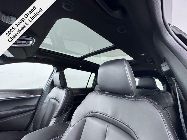 Photo of 2025 Diamond Black Crystal Pearlcoat Jeep Grand Cherokee L