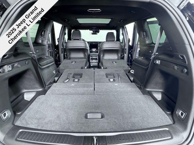 Photo of 2025 Diamond Black Crystal Pearlcoat Jeep Grand Cherokee L