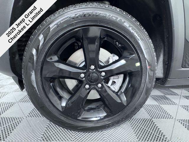 Photo of 2025 Diamond Black Crystal Pearlcoat Jeep Grand Cherokee L