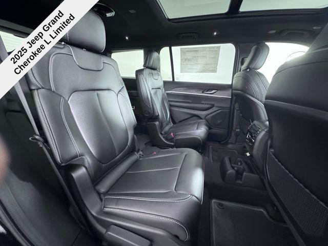 Photo of 2025 Diamond Black Crystal Pearlcoat Jeep Grand Cherokee L