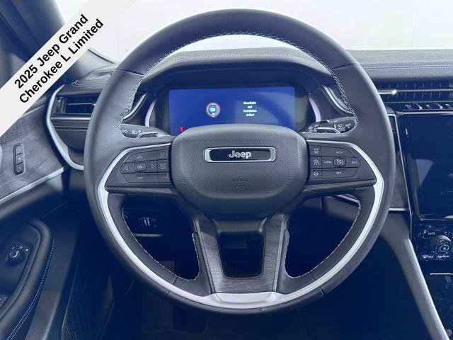 Photo of 2025 Diamond Black Crystal Pearlcoat Jeep Grand Cherokee L