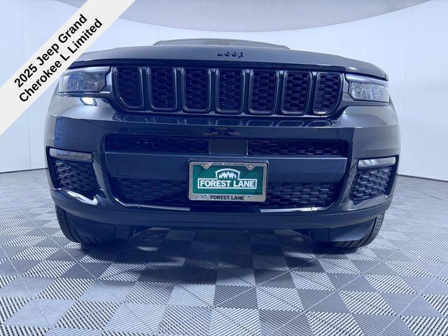 Photo of 2025 Diamond Black Crystal Pearlcoat Jeep Grand Cherokee L