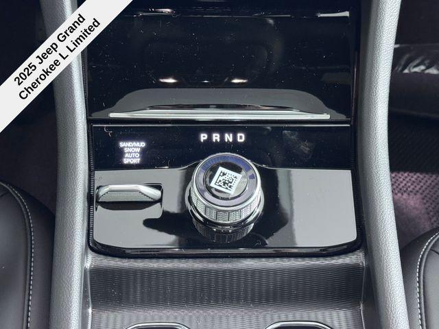 Photo of 2025 Diamond Black Crystal Pearlcoat Jeep Grand Cherokee L