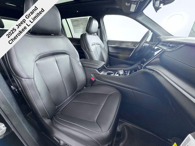 Photo of 2025 Diamond Black Crystal Pearlcoat Jeep Grand Cherokee L