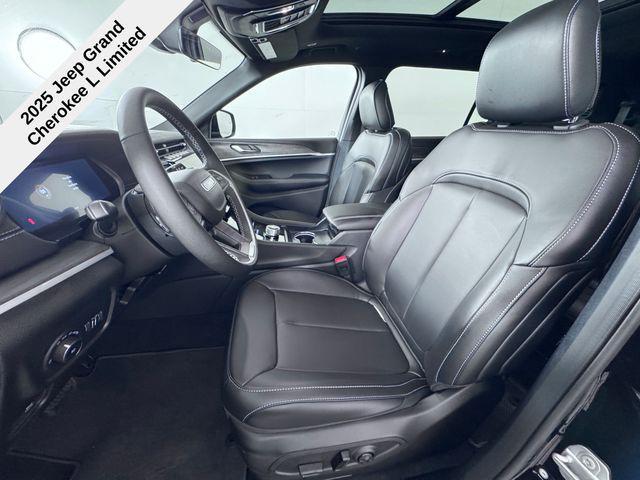 Photo of 2025 Diamond Black Crystal Pearlcoat Jeep Grand Cherokee L