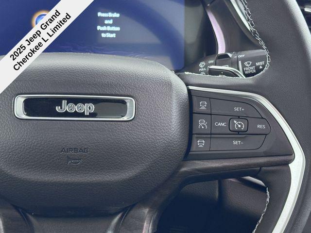 Photo of 2025 Diamond Black Crystal Pearlcoat Jeep Grand Cherokee L